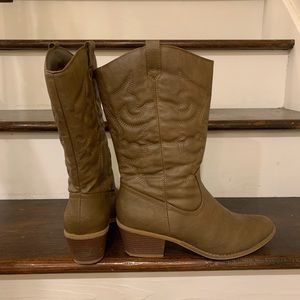 Charles Albert Women's Cowboy Boot in Mocha